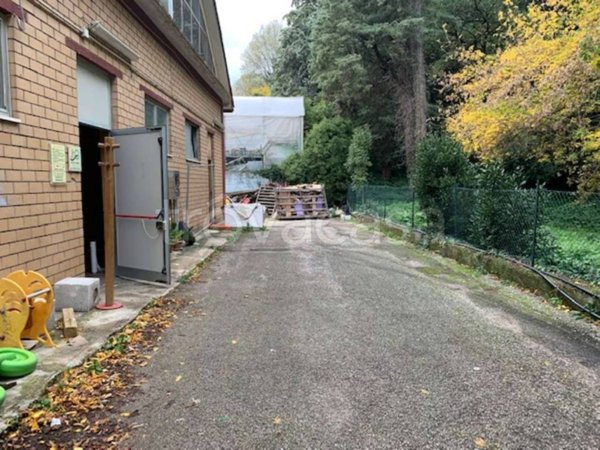 locale commerciale in vendita a Monsano