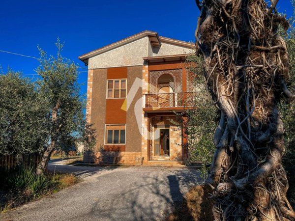 casa indipendente in vendita a Montecarotto