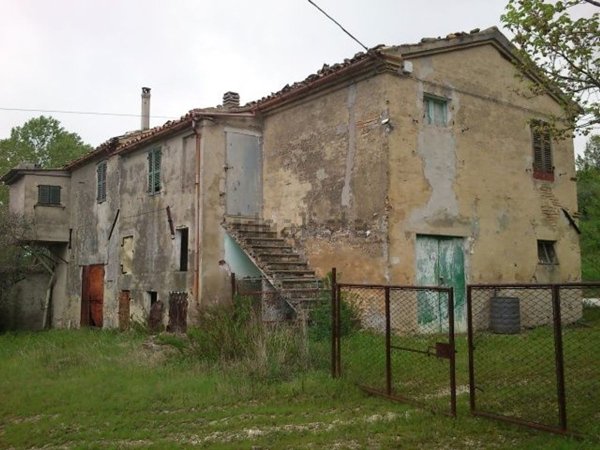 locale di sgombero in vendita a Montecarotto