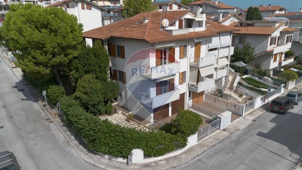 casa semindipendente in vendita a Montemarciano in zona Marina