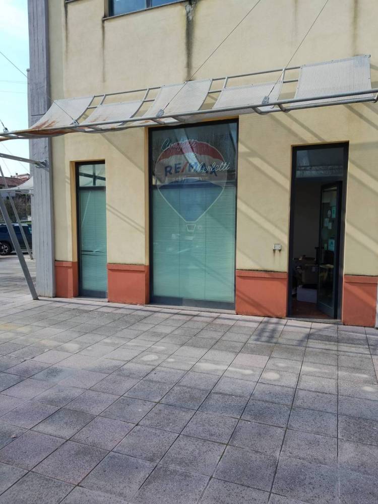 negozio in vendita a Montemarciano in zona Marina