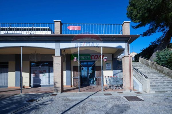 locale commerciale in vendita a Montemarciano