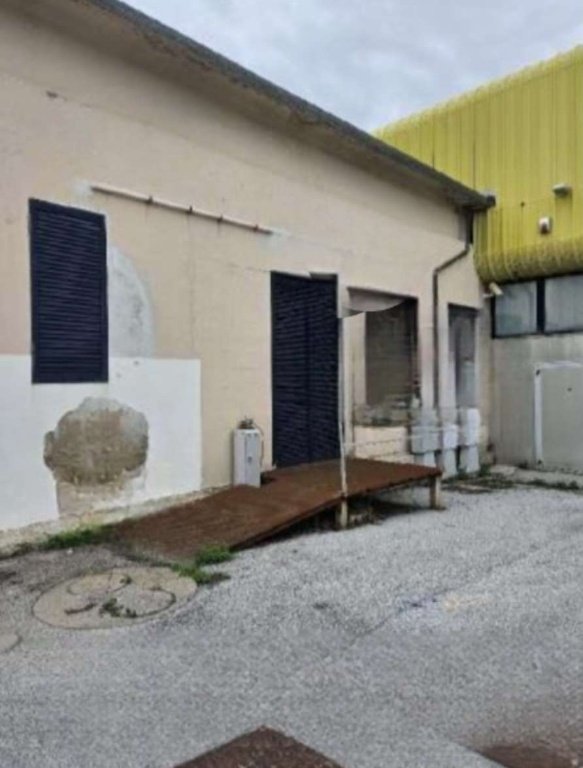 locale di sgombero in vendita a Montemarciano in zona Marina
