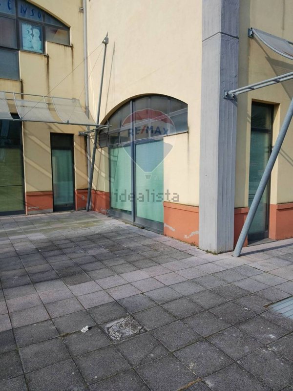 locale commerciale in vendita a Montemarciano in zona Marina
