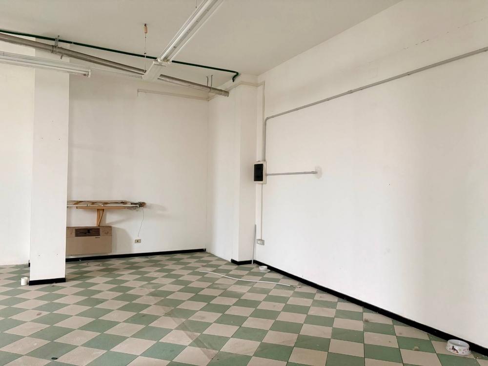 locale commerciale in vendita a Montemarciano in zona Marina