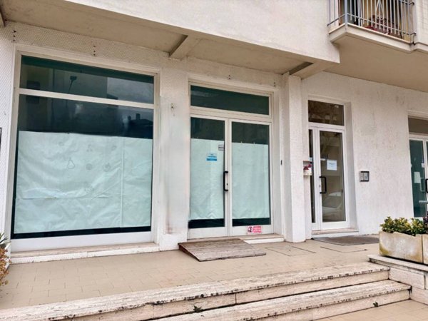 negozio in vendita a Montemarciano in zona Marina