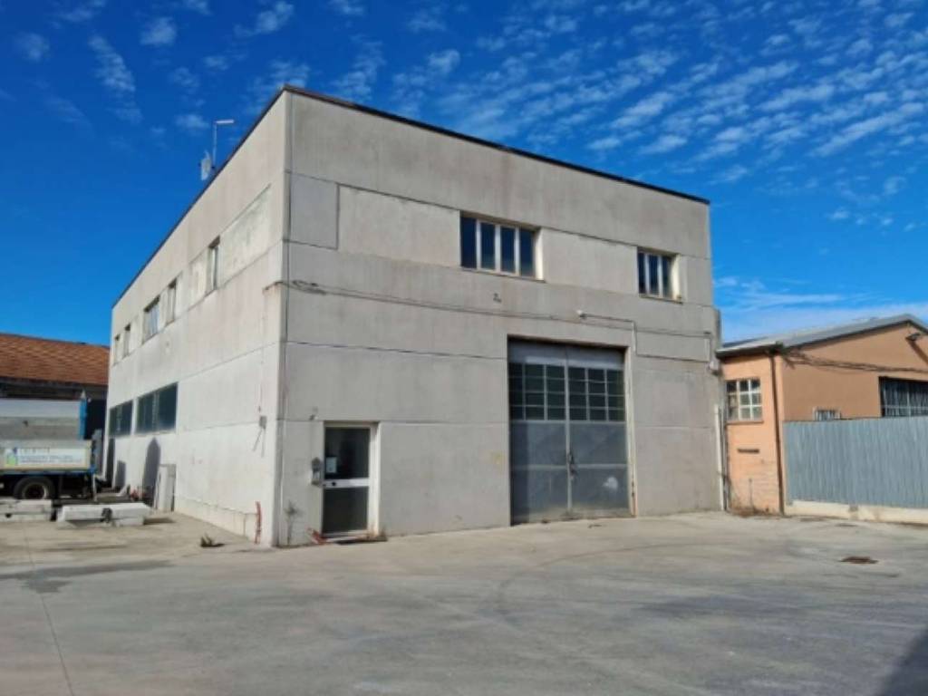 locale commerciale in vendita a Montemarciano