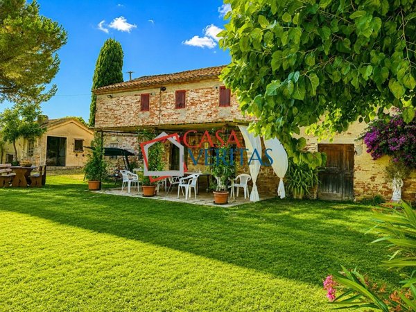 casale in vendita a Montemarciano in zona Alberici