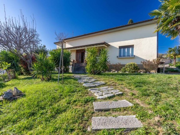 casa indipendente in vendita a Monte Roberto
