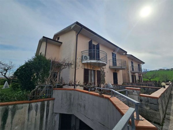 casa indipendente in vendita a Monte Roberto