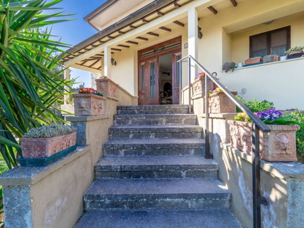 casa indipendente in vendita a Monte Roberto