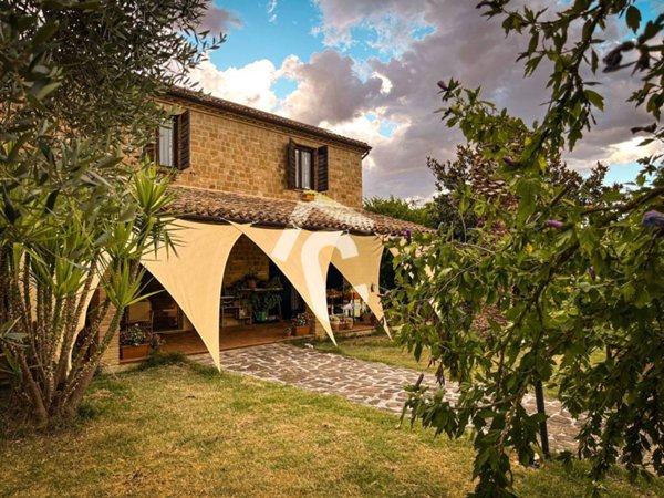 casa indipendente in vendita a Monte Roberto