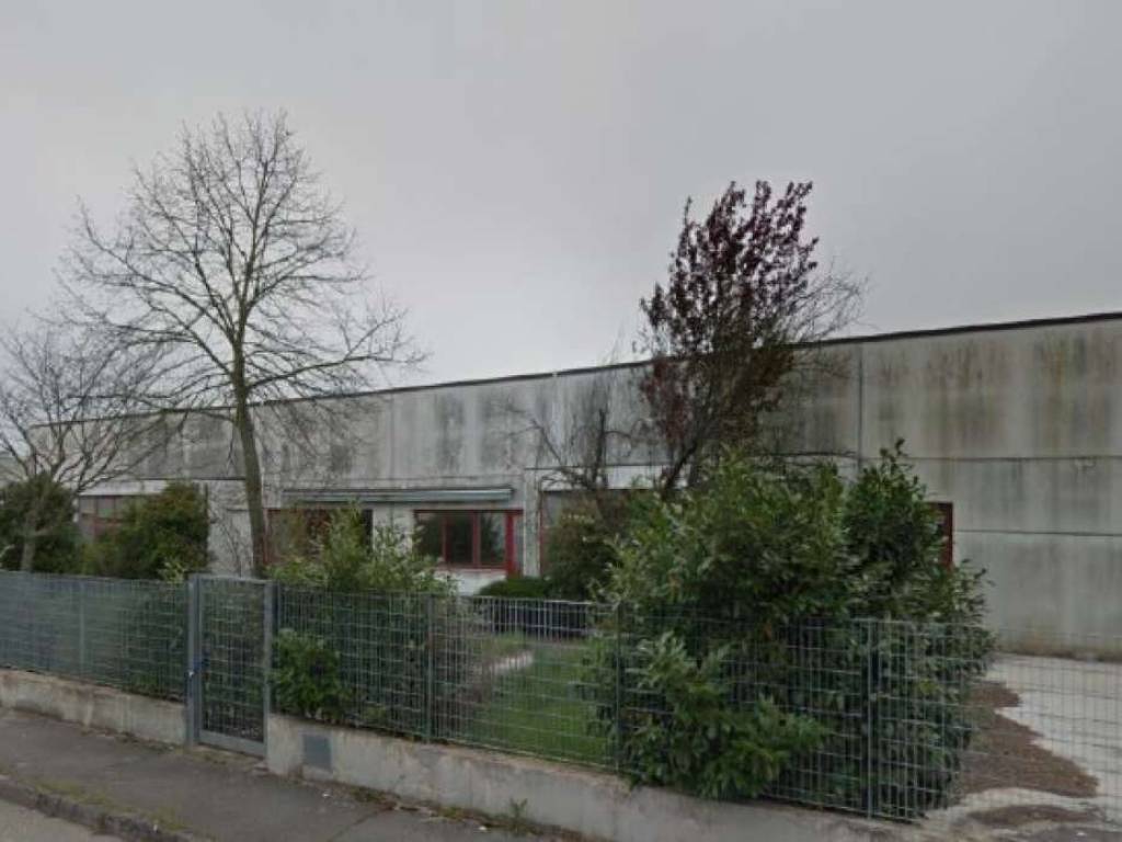 locale commerciale in vendita a Monte Roberto