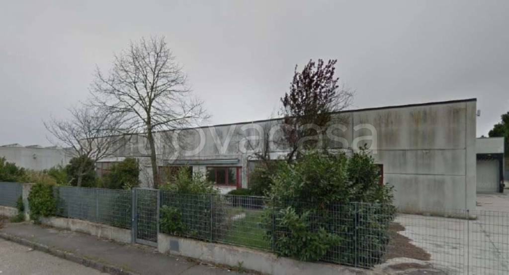 locale commerciale in vendita a Monte Roberto