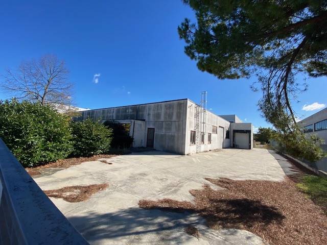 locale commerciale in vendita a Monte Roberto