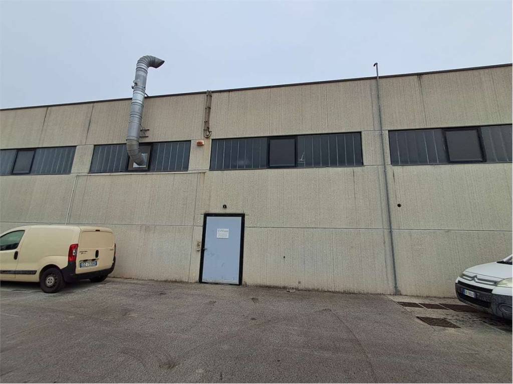 locale commerciale in vendita a Monte San Vito
