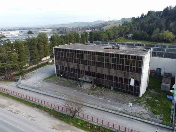 locale commerciale in vendita ad Osimo