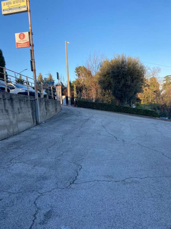 locale di sgombero in vendita ad Osimo