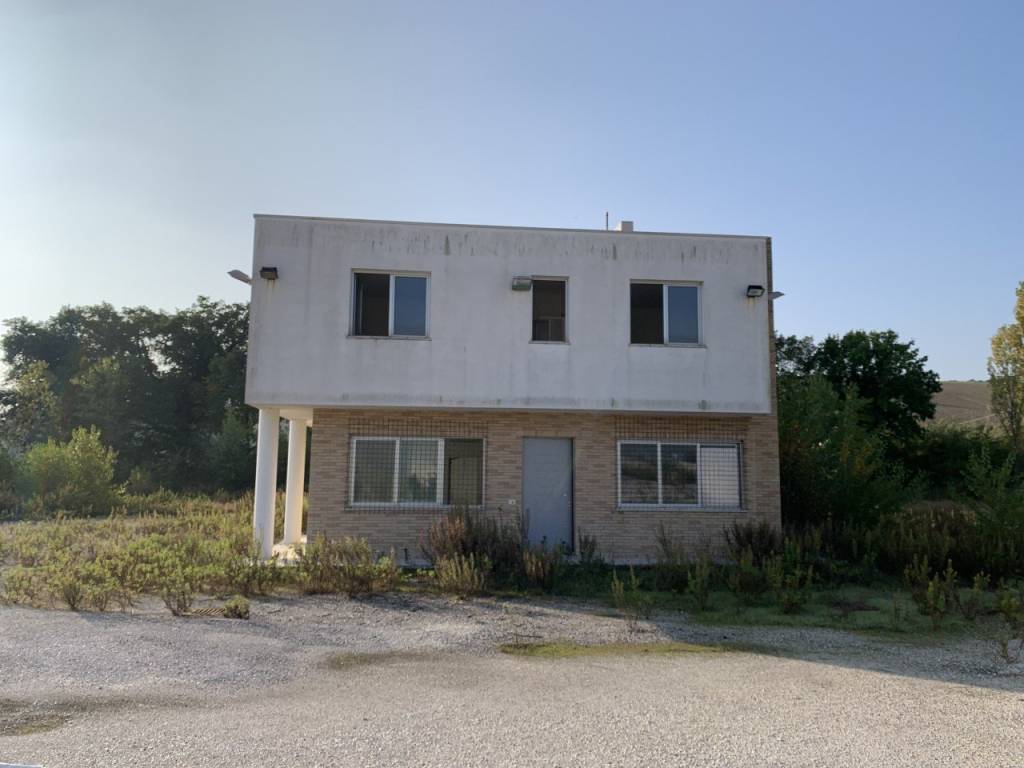 locale commerciale in vendita ad Osimo in zona Passatempo