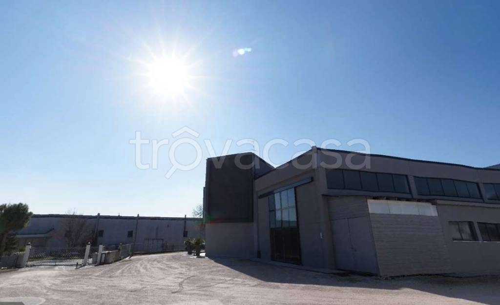 locale commerciale in vendita ad Osimo in zona San Biagio