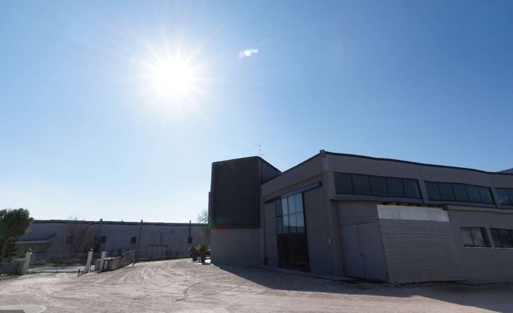 locale commerciale in vendita ad Osimo in zona San Biagio