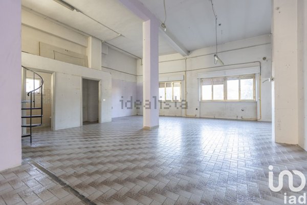 locale commerciale in vendita ad Osimo