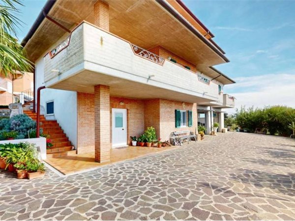 casa indipendente in vendita ad Osimo in zona Abbadia