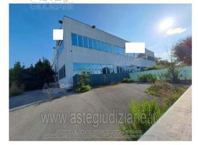 negozio in vendita ad Osimo in zona Osimo Stazione