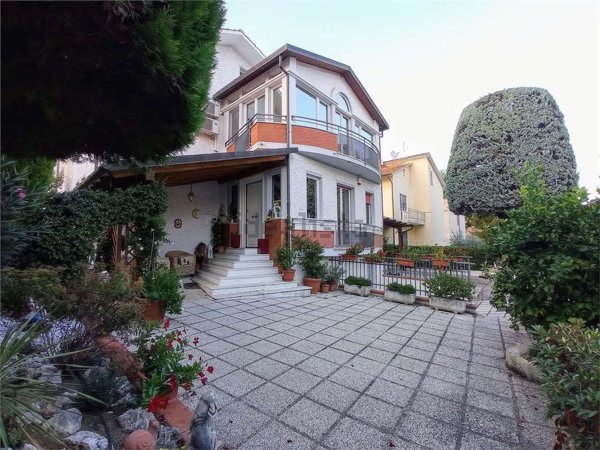 casa indipendente in vendita ad Osimo in zona Passatempo