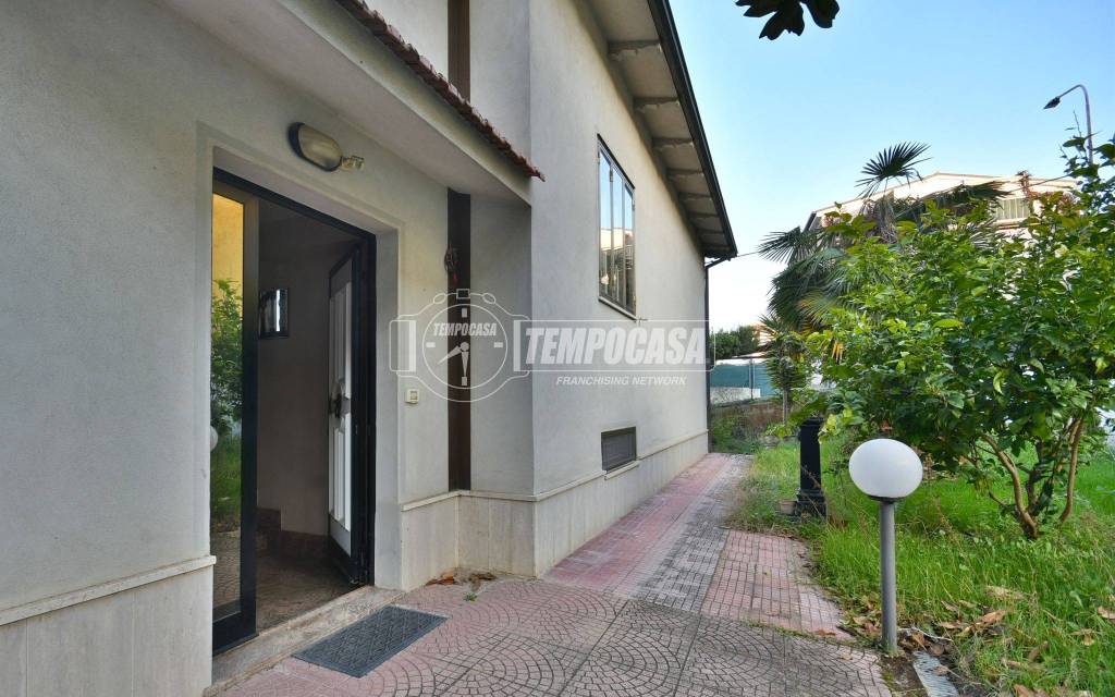 casa indipendente in vendita ad Osimo in zona Osimo Stazione