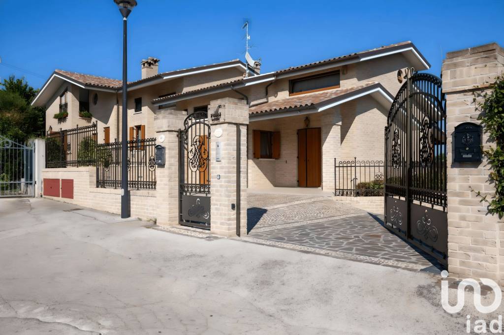 casa indipendente in vendita ad Osimo in zona Campocavallo