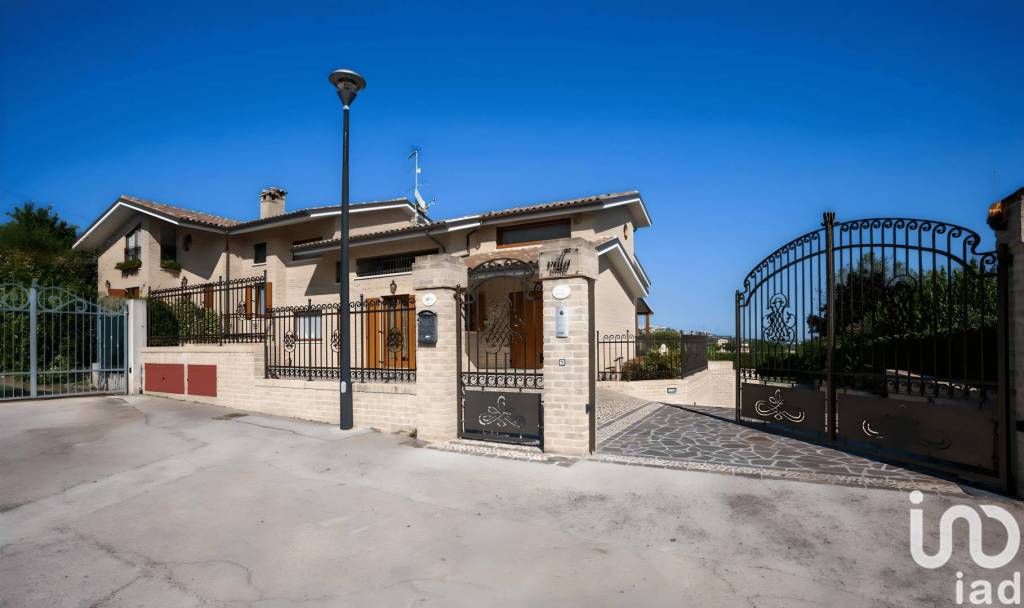 casa indipendente in vendita ad Osimo in zona Campocavallo