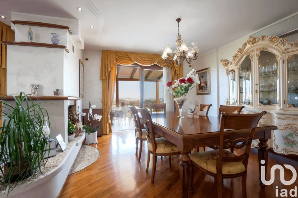 casa indipendente in vendita ad Osimo in zona Campocavallo