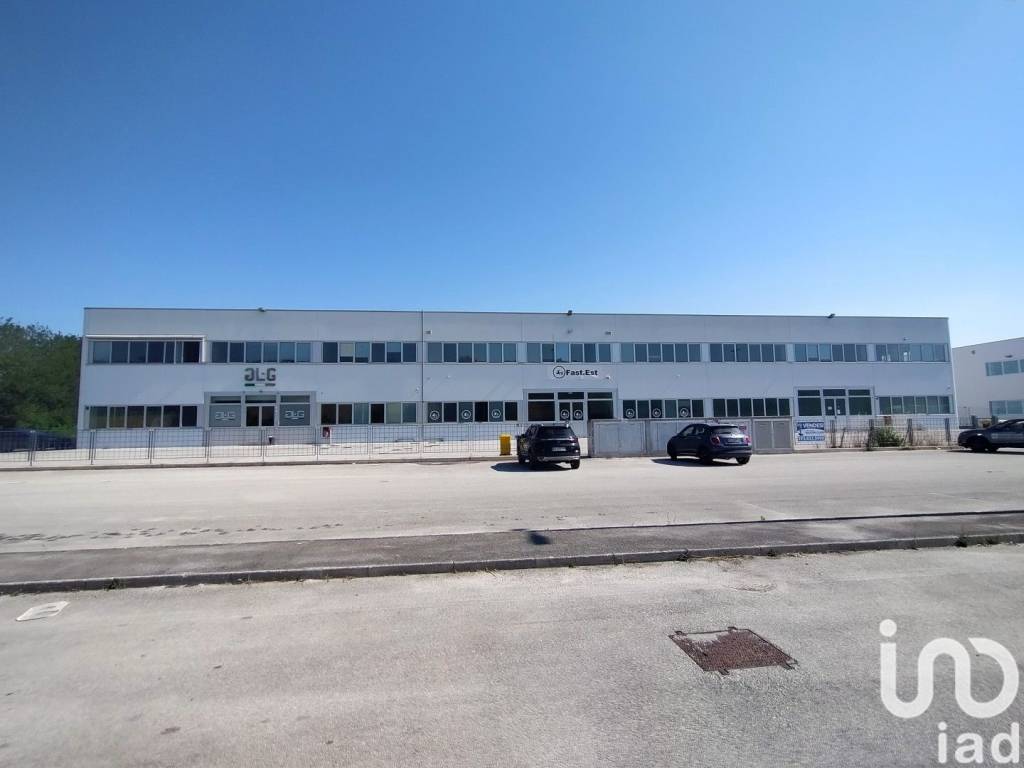 capannone in vendita ad Osimo in zona Osimo Stazione