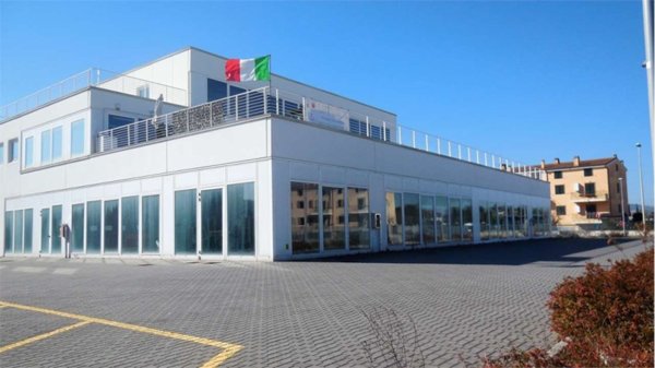 negozio in vendita ad Osimo in zona Osimo Stazione