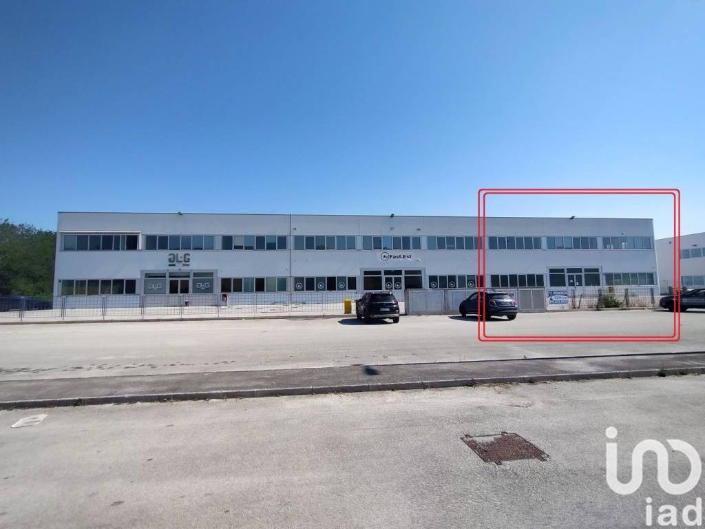 locale commerciale in vendita ad Osimo in zona Osimo Stazione