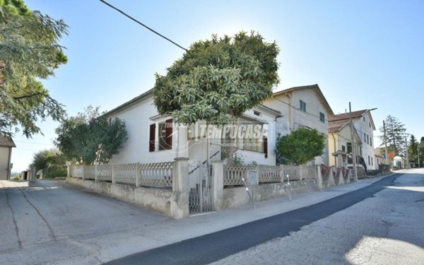 casa indipendente in vendita ad Osimo in zona Abbadia