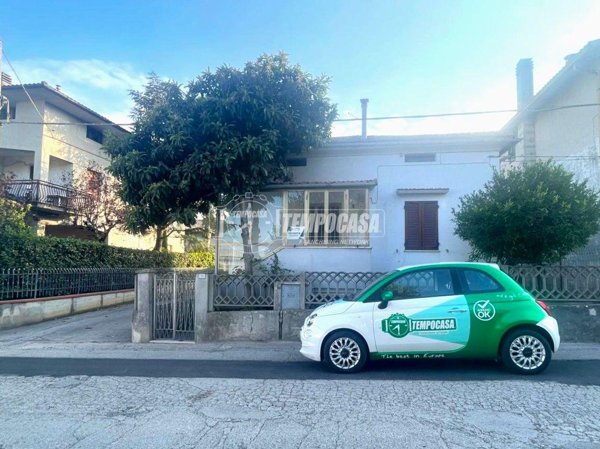 casa indipendente in vendita ad Osimo in zona Abbadia