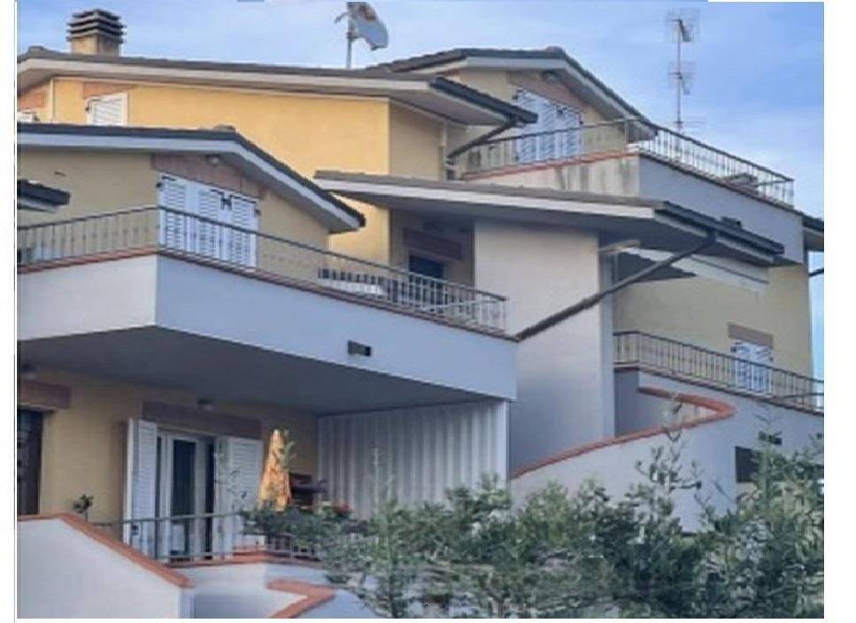 casa indipendente in vendita ad Osimo in zona Casenuove