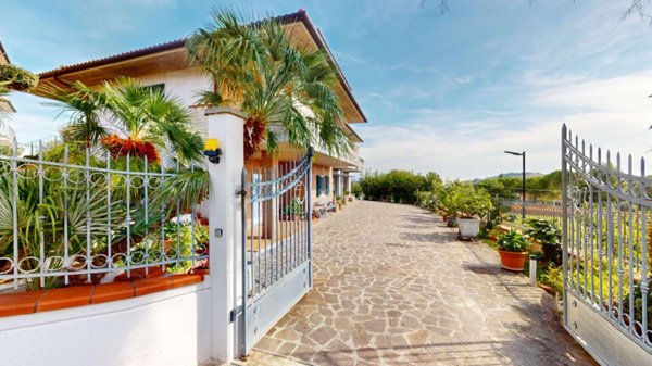 casa indipendente in vendita ad Osimo in zona Abbadia