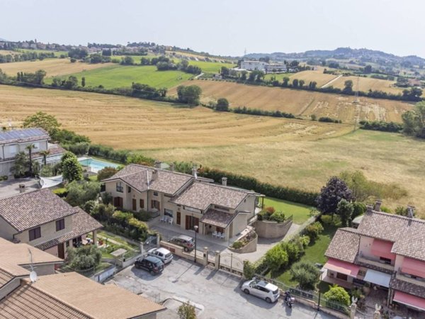 casa indipendente in vendita ad Osimo in zona Campocavallo