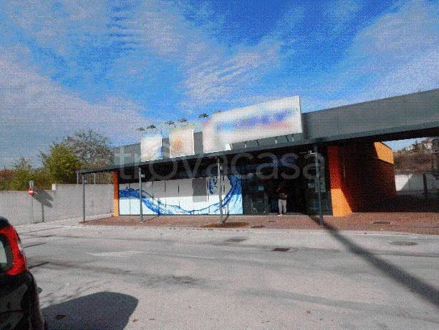 locale commerciale in vendita ad Osimo