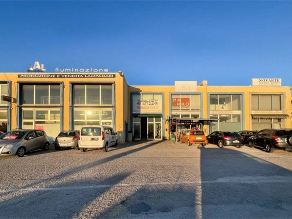 locale commerciale in vendita ad Osimo in zona Osimo Stazione