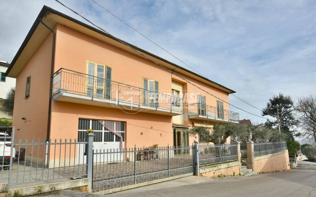 casa indipendente in vendita ad Osimo in zona Passatempo