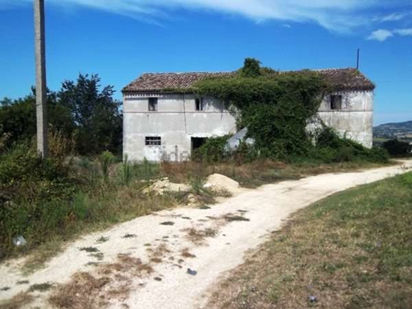 pentavano in vendita ad Osimo in zona San Biagio