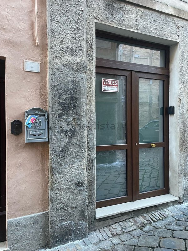 locale commerciale in vendita ad Osimo