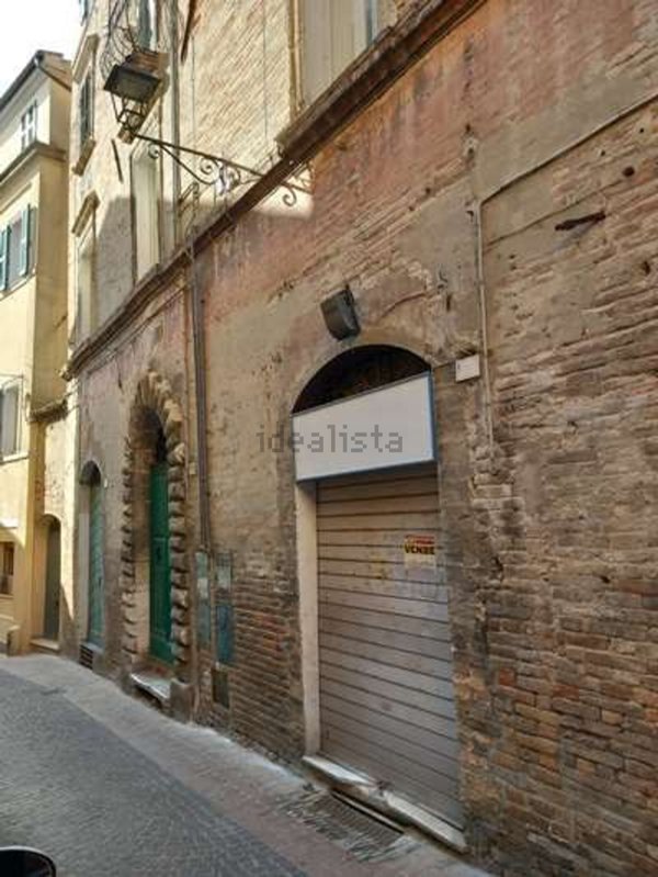 locale di sgombero in vendita ad Osimo