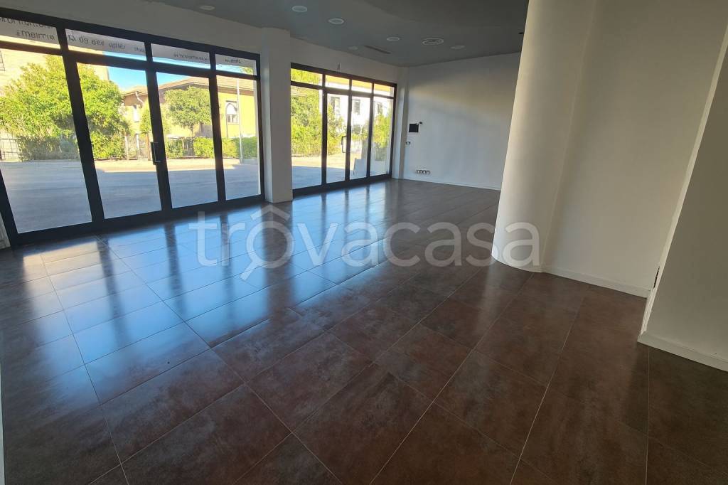 negozio in vendita ad Osimo