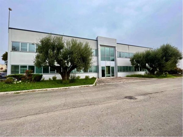 locale commerciale in vendita ad Osimo in zona Osimo Stazione