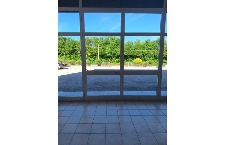 negozio in vendita ad Osimo in zona San Biagio